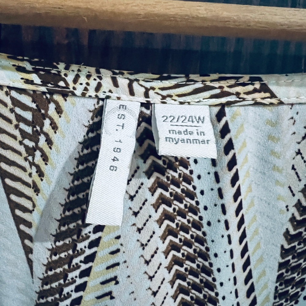 Cato 22/24W Chevron Patterned Women's Top - Picture 3 of 3